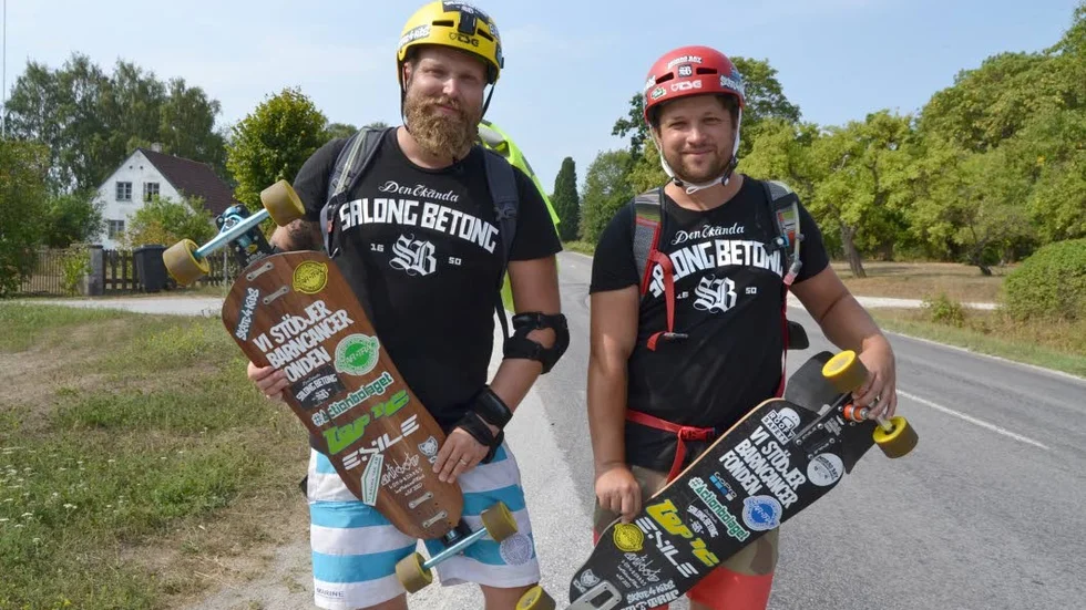 Ted Oscarsson och Jim Petersson samlar pengar till Barncancerfonden på sina longboards.