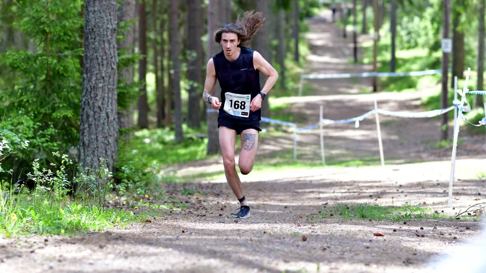 Pontus Nordström med sitt långa svajande hår. Östervålalöparen var överlägsen på terränglöpningen över 15 kilometer och kommenterade sitt hår efter segern. Här syns Nordström ungefär en kilometer från mål.