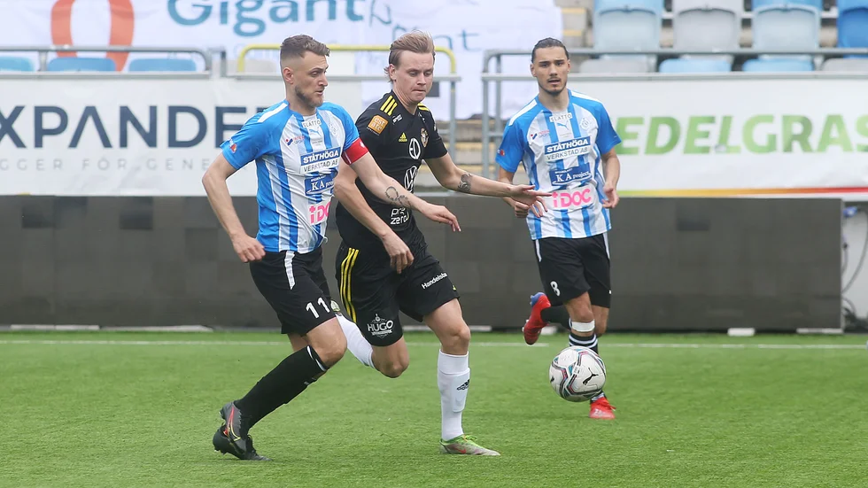 Oskar Strandberg i duell med Gentrit Citaku från en tidigare match i år.