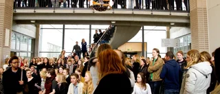 Se Helina läsa sin gripande vinnardikt