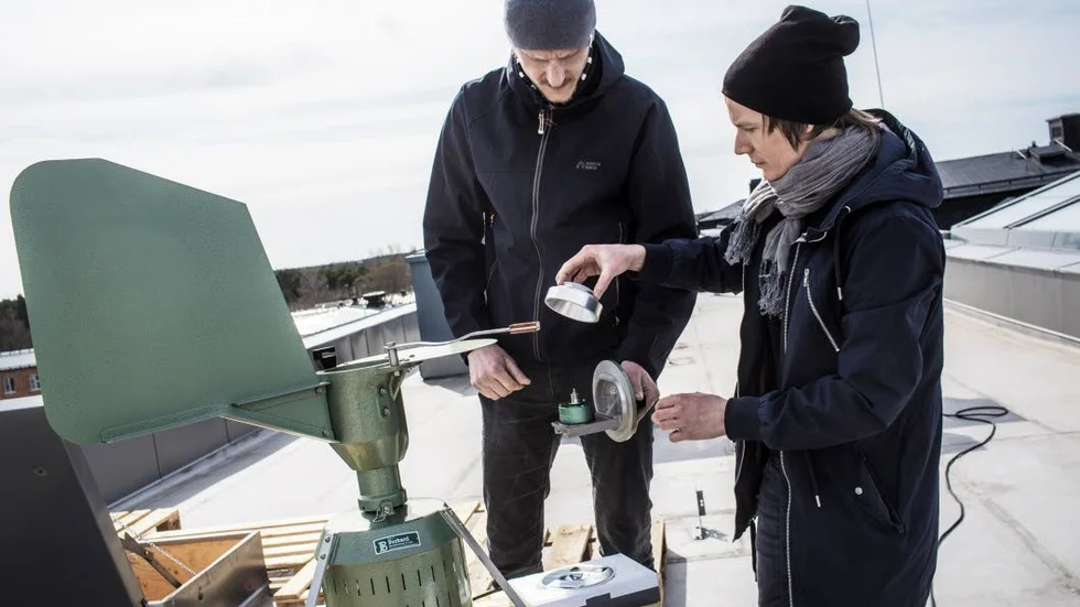 I torsdags gjordes tredje tömningen av pollenfällan. Det sköttes av miljöskyddsinspektörerna Mattias Gerdin och Per Lindgren.