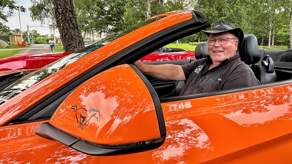 Evald Adell är en eldsjäl bakom ortens motorträffar. Han besöker också gärna andra bilträffar runt om i länet och kör cirka 1500-2000 mil om året i sin Ford Mustang. 