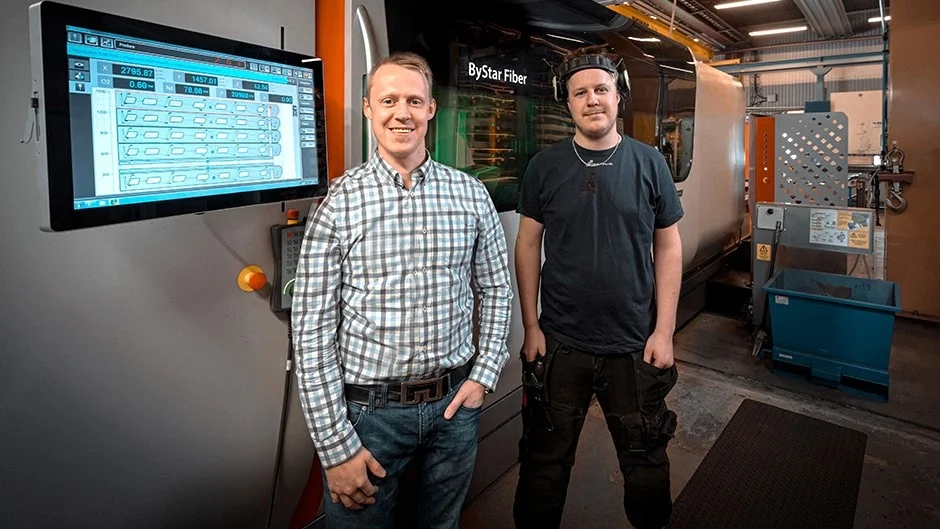 Jens Lundbäck (till vänster) och Jonas Lundbäck, laseroperatör i företaget.