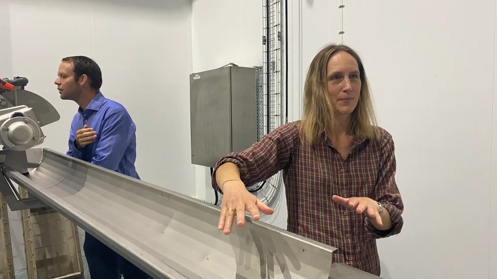 Östersjöfabrikens Susanna Minnhagen förklarar för ett gäng centerpartister hur de olika processerna i fabriken fungerar. Centerpartisten Rickard Nordin som är riksdagsledamot syns till vänster.
