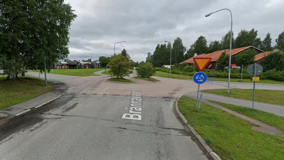 Den vita bilen körde med hög hastighet in i rondellen och svängde sedan av på Fältjägarvägen. Det var på den vägen som polisen slutligen stoppade föraren och upprättade en anmälan om grov olovlig körning. 