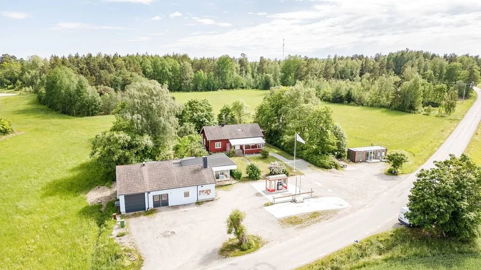 Millis bensinmack finns kvar och är nu till salu, inklusive resten av fastigheten.