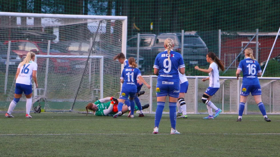 Storfors målvakt Emma Johansson avvärjer ett farligt läge i början av matchen.