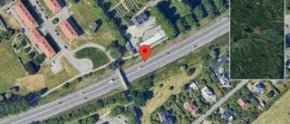 Fordon stillastående på E22 - stopp i ett körfält