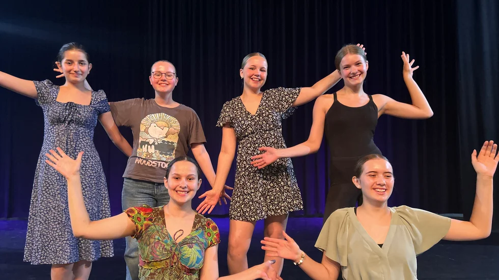 Kulturskolan sätter upp dansföreställning. Övre rad från vänster: Dana Hamad, Elin Bergström, Kerstin Granmo, Helny Klint. Nedre rad från vänster: Benjamin Roselea och Sophie Einarsson Svetlova