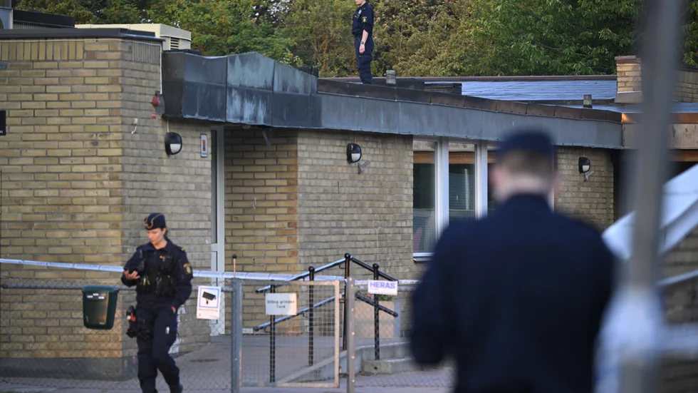 Polis på plats efter att två personer hittats skjutna i centrala Helsingborg.