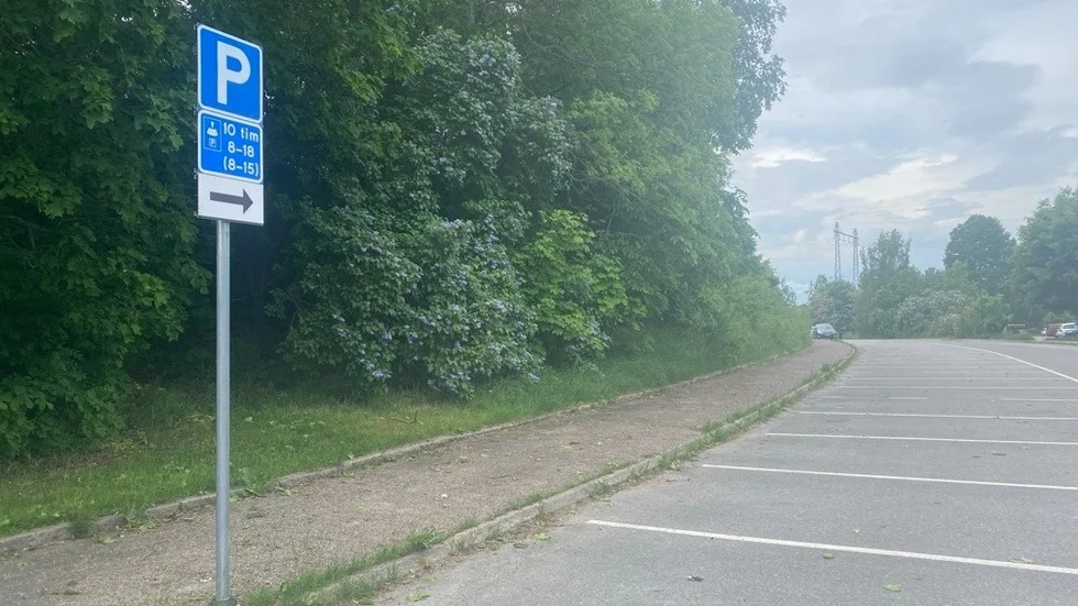 På den här parkeringen, i närheten av Erikshjälpen, får man parkera i tio timmar. Men det krävs p-skiva – annars riskerar man böter. Insändarskribenten är kritisk mot upplägget.