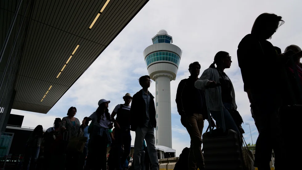 Passagerare på flygplatsen Schiphol 2022. Arkivbild.