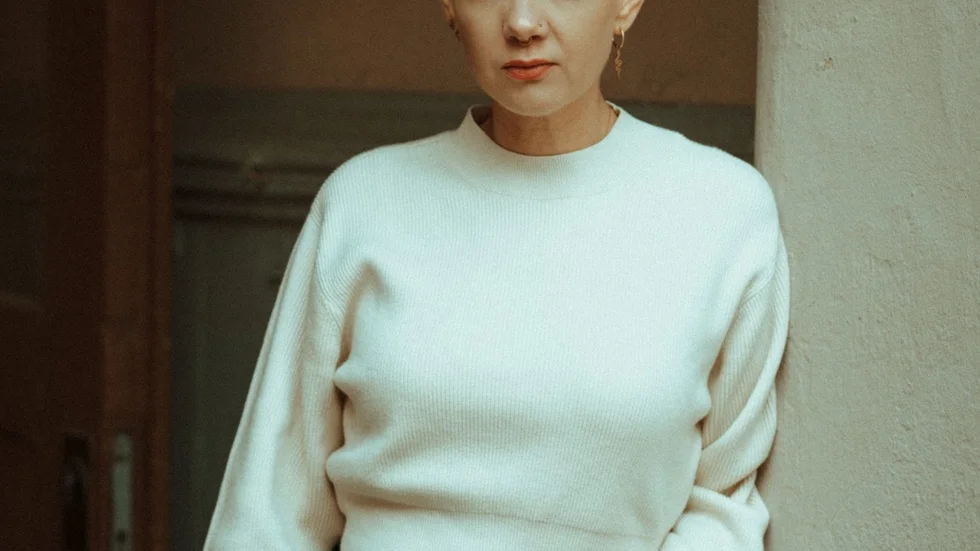 Elin Johansson (född 1984) är uppvuxen i Tidaholm och bosatt i Göteborg. Hon debuterade 2022 med diktsamlingen "Kärleksfanskapet" om att lämna en destruktiv relation.