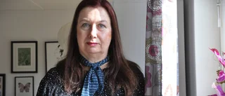 Gunilla förlamades av fästingen – nu stoppas hon från att jobba