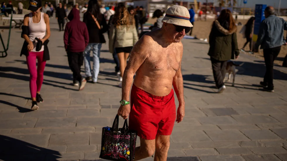 Vamos a la playa i sommar? I så fall kan det bli kostsamt, i alla fall om stranden ligger i Spanien.