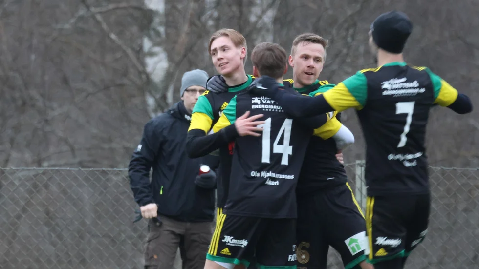 Hjorted/Totebo firar ett av sina två mål mot Södra Vi. 