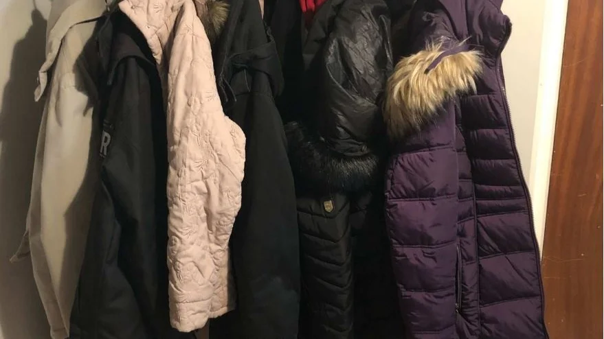Jackor som hamnade i fokus under mordrättegången. Åklagaren ville visa, att kvinnans jacka inte hade något blod på sig och att hon var oskadd när hon kom hem till sin bostad.