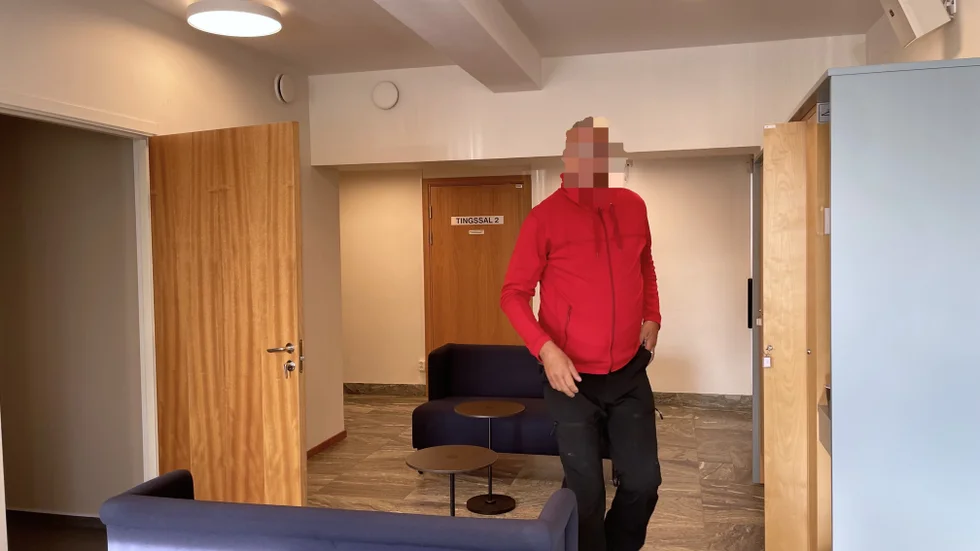 Företagarprofilen dömdes för skadegörelse i tingsrätten. Han var dock inte nöjd med domen och överklagade till hovrätten och åberopade ett nytt vittneförhör med sig själv.    