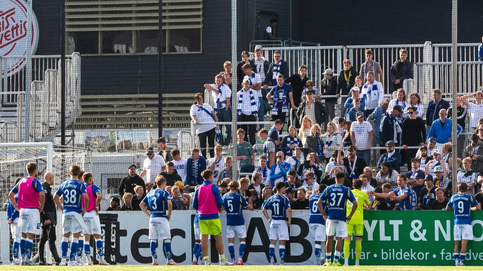 IFK-spelarna samtalade med fansen efter matchen. 