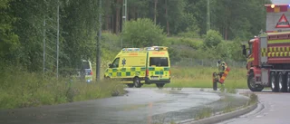Bil körde in i en bro i Linköping – kontrollerades av ambulans