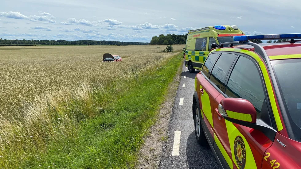 Bilen hamnade i diket vid väg 990 söder om Varv. Ingen skadades. 