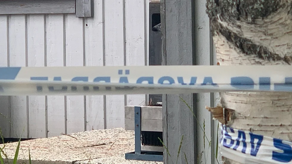 En bostad i Luleå har spärrats av efter ett misstänkt mordförsök.