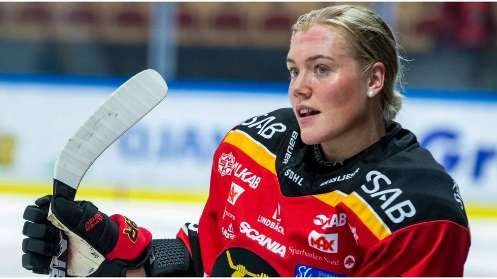 "Det är tack vare henne jag vågade ta den här utmaningen", säger Ronja Savolainen och syftar på Johanna Fällman som just nu spelar i den nya proffsligan PWHL.