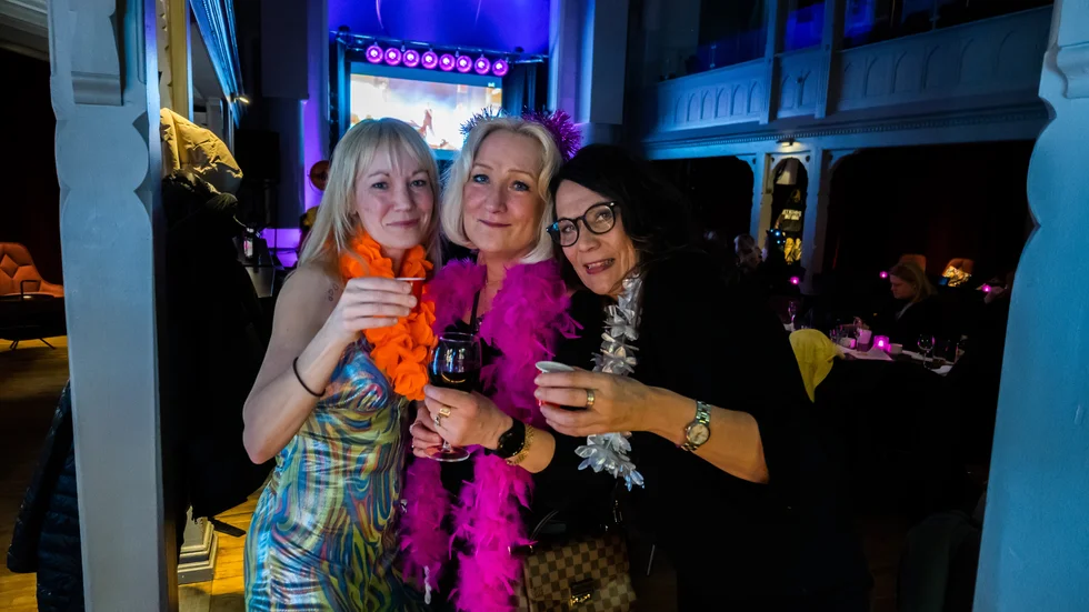 Susanne Månsson, Marika Eklund och Carina Bergström har klätt upp sig inför Melodifestivalkvällen.