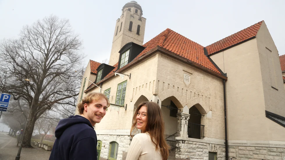 Hugo Sørensen och Maja Jonsson utanför kårhuset Rindi. Tre dagars valborgsfirande på Gotland är något som de ser fram emot.
