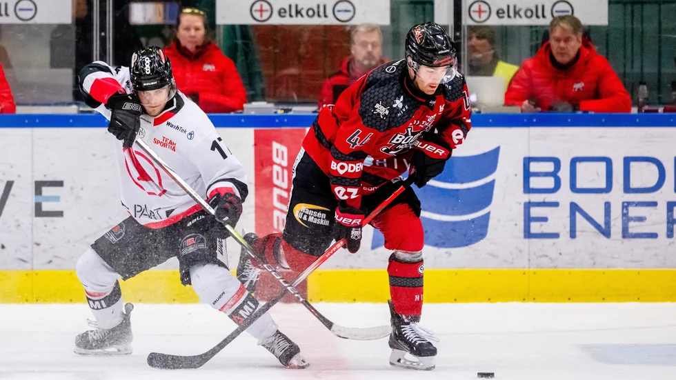 Arkivbild: Stevie O´Connor, tv, lämnade matchen mot Hudiksvall redan under den första perioden. Han tvingades uppsöka sjukhuset.