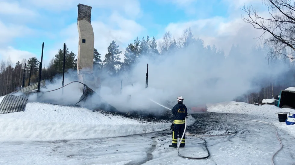 Huset hade redan hunnit brinna ner när räddningstjänsten anlände.