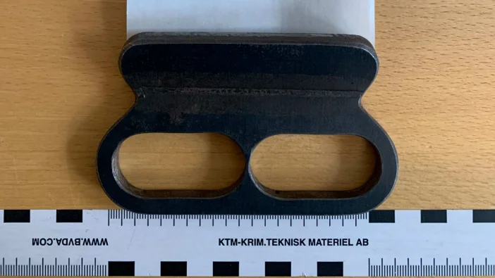Knogjärnet som togs i beslag från mannen. Enligt honom själv var det tänkt som prydnad.