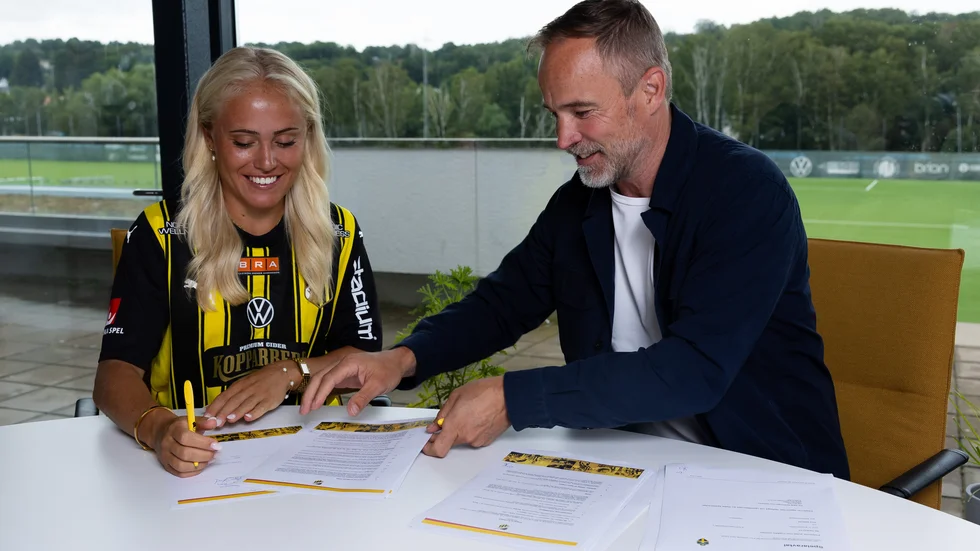 Alva Selerud skriver på kontraktet med Häckens Christian Lundström.
