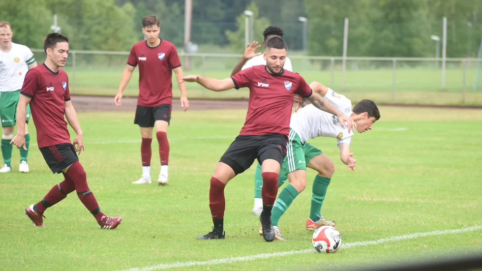 Ilhan Jejna för IFK Tuna i derbyt mot Hultsfred som slutade 2-2.