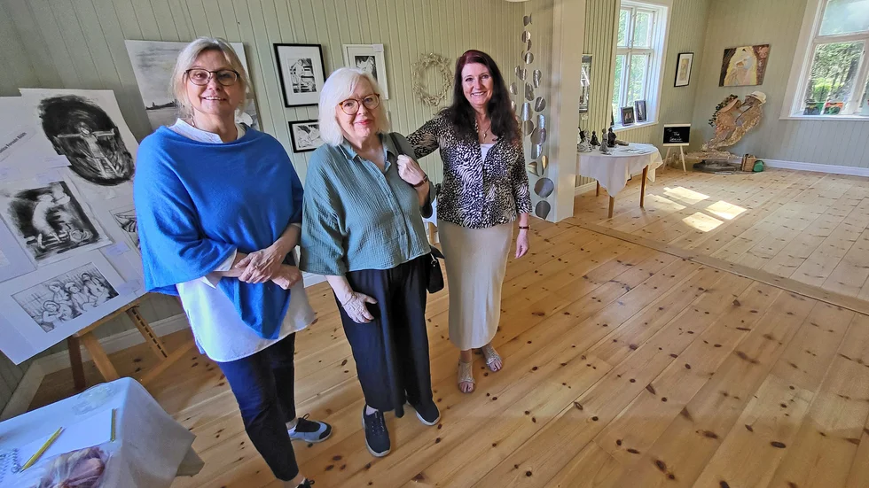 Anna Degermark, Monica Forssén Bååth och Andrea Jones har alla gått den fyraåriga konstutbildningen i Sunderbyn och är de första utställarna i Koskullskulle stationshus.