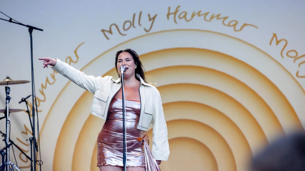 Molly Hammar har gjort "allt" inom svensk pop. Tävlat i "Idol", medverkat i Melodifestivalen och gjort braksuccé i "Så mycket bättre". I vår ska hon ut på turné, och gör ett stopp i Strängnäs. 