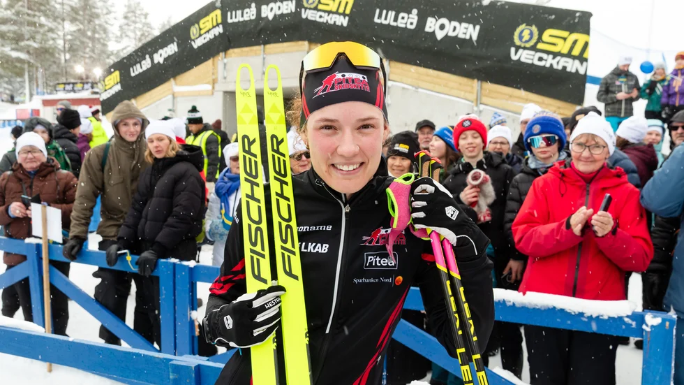 Hanna Öberg, Piteå Skidskytteklubb, jublar efter SM-segern i damernas sprint i skidskytte i Pagla. 