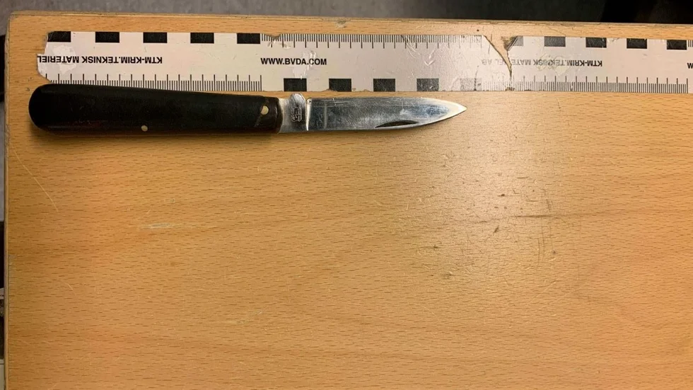 När polisen närmar sig bordet där 21-årigen sitter och dricker alkohol ser de hur han släpper en kniv på golvet. Mannen är nu misstänkt för både grovt brott mot knivlagen och ringa narkotikabrott.