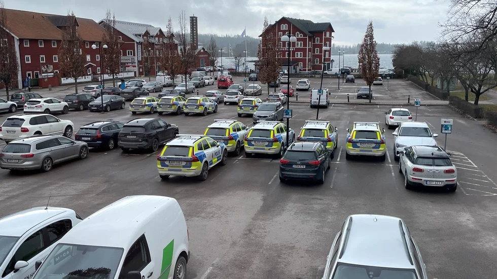 Vid 12.30-tiden på torsdagen stod ett tiotal polisbilar på Hamnparkeringen i Motala.
