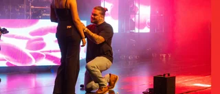 Se klippet när Patrik chockar Jennifer och friar från scenen