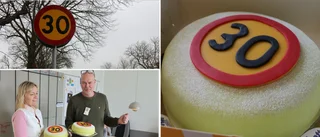 Vägskylt på tårtan när skola firade sänkt hastighet