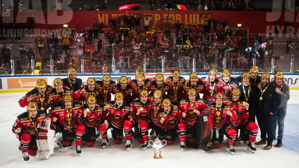 240319 Luleås spelare och ledare jublar efter final tre i SDHL mellan Luleå och Modo den 19 mars 2024 i Luleå. 
Foto: Simon Eliasson / BILDBYRÅN / COP 159 / SE0227