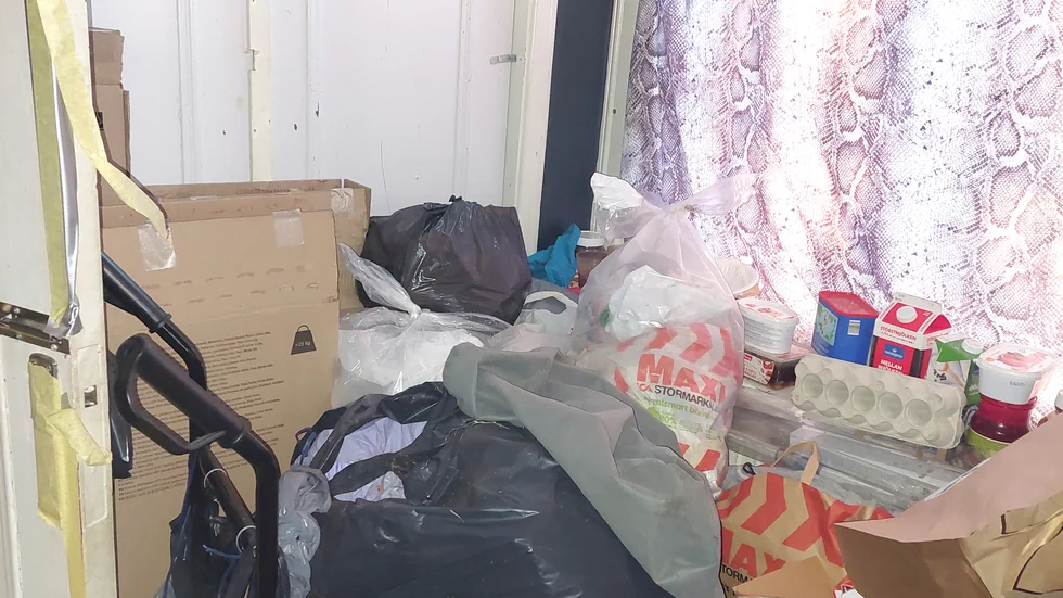 Så här såg det ut i huset i centrala Skelleftehamn vid myndigheternas gemensamma besök. Fastighetsägaren säger nu att det bland annat är städat, men det räcker inte tycker länsstyrelsen som anser att det ska vara fortsatt stängt för boende.