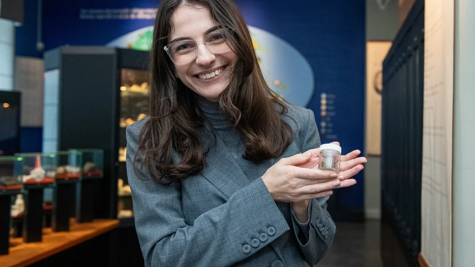 Klimat- och miljöminister Romina Pourmokhtari (L) under rundvandring och intervju om uran på Naturhistoriska museet. I burken ligger en bit uran. Pourmokhtari vill ta bort rätten för kommuner att vägra uranbrytning. (Arkivbild)