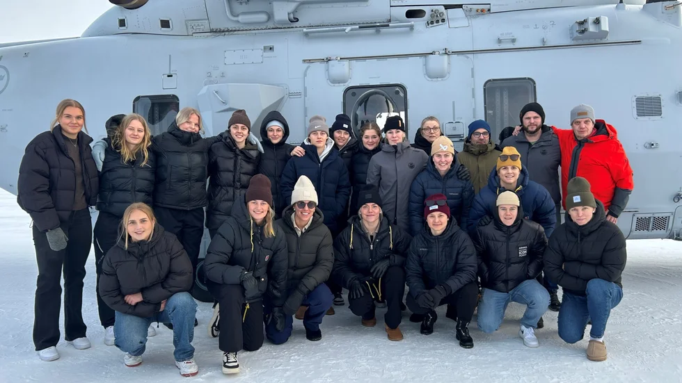 Här är Luleå Hockey/MSSK:s lag samlat framför helikoptern som man fick provåka i måndags.