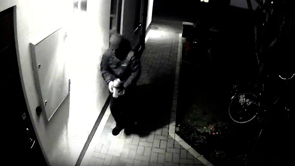 Enligt polisen bär gärningsmannen en termosbomb i famnen. Bomben placeras vid huset i Högbrunn strax efter klockan 02.00 på natten mot den 31 augusti 2023.