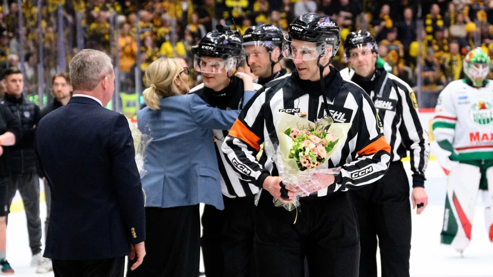 Linus Öhlund och hans domarkollegor tackades av efter sista SM-finalen i Skellefteå.