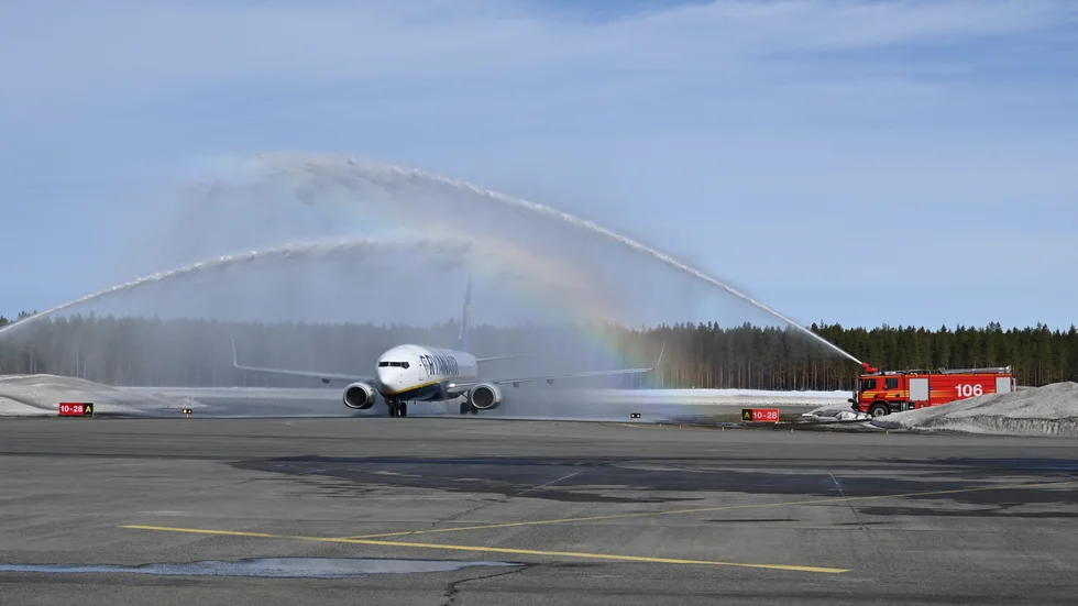 Planet som tog resenärerna till Gdansk rullade genom en portal av vatten när det landade på Skellefteå Airport.