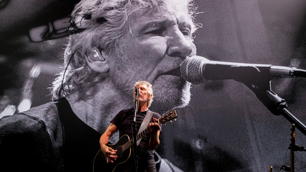 Roger Waters skrev låten "Another brick in the wall, part 2" som beskriver skolan som en plats där elever lär sig att vara osjälvständiga och anpassningsbara. 