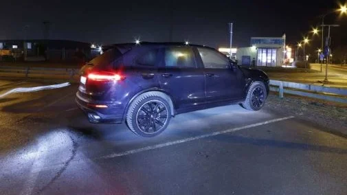 Flyktbilen som användes vid mordet övergavs på en p-plats nära brottsplatsen. I bilen fanns vapnen och overallerna som gärningsmännen använt. 